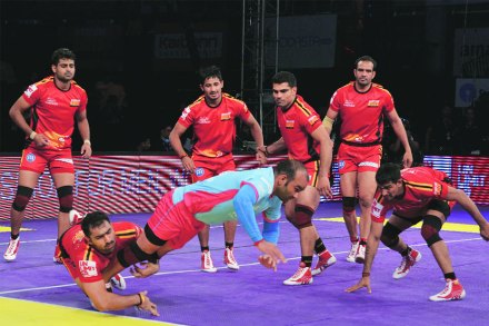  बंगळुरू बुल्सचा बचाव भेदण्याच्या प्रयत्नात जयपूर पिंक पँथर्सचा चढाईपटू जसवीर सिंग.