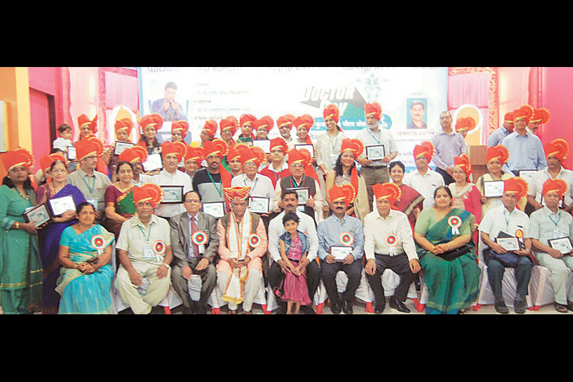 निगडी प्राधिकरण ज्येष्ठ नागरिक, मधुमेह रुग्ण संघ, चक्रव्यूह मित्रमंडळाच्या वतीने डॉक्टरदिनानिमित्त १०५ डॉक्टरांचा सत्कार अभिनेते डॉ. गिरीश ओक यांच्या हस्ते करण्यात आला.