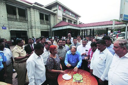 पुणे रेल्वे स्थानकाच्या आवारात बुधवारी वर्धापन दिन साजरा करण्यात आला. पुणे रेल्वे स्थानकाच्या आवारात बुधवारी वर्धापन दिन साजरा करण्यात आला.