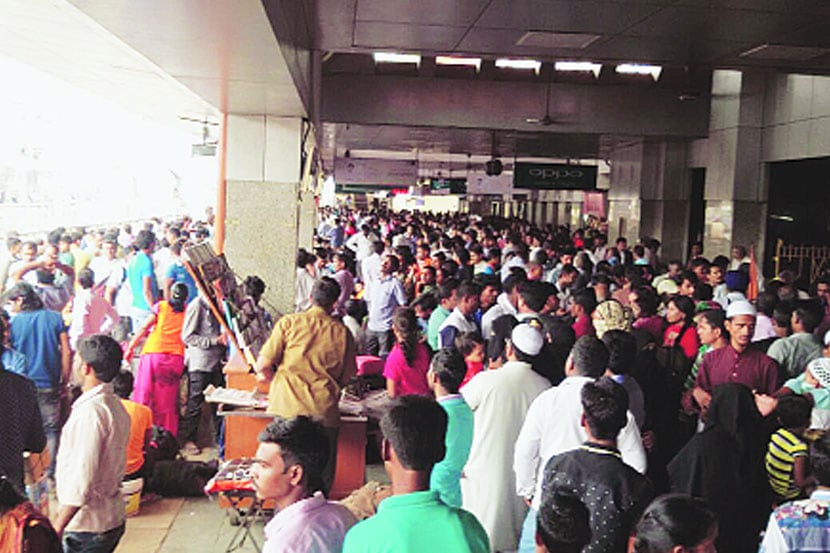पुणे रेल्वे स्थानकावर सिग्नल यंत्रणा बंद पडल्याने रेल्वेची वाहतूक ठप्प झाली होती. त्यामुळे स्थानकावर प्रवाशांची मोठी गर्दी झाली होती.