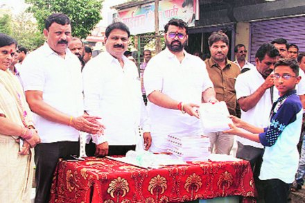 चिखलीतील म्हेत्रे प्रतिष्ठानच्या वतीने आमदार महेश लांडगे यांच्या हस्ते गुणवंत विद्यार्थ्यांचा सत्कार करण्यात आला.