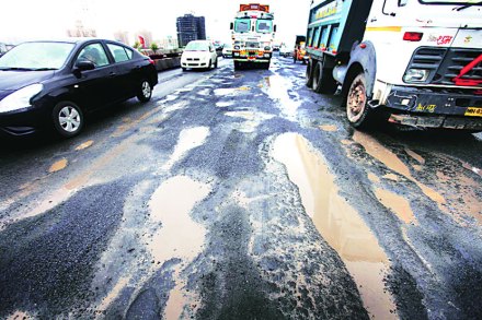 मुंबईच्या खड्डय़ांचा सेनेकडून नागपुरात वचपा