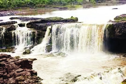 विदर्भ-मराठवाडा सीमेवरील सहस्रकुंड धबधबा ‘ओव्हरफ्लो’ 