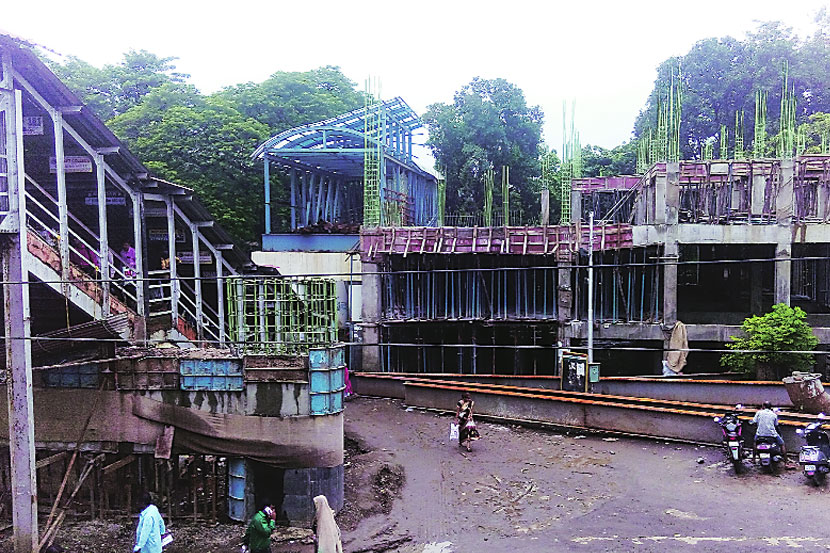 अडथळ्यांच्या कोंडीत कल्याण पूर्वेतील स्कायवॉक रखडला