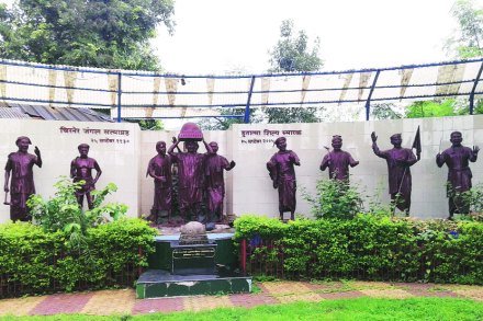 स्मारकातील कठडय़ावर मद्यपींचा धिंगाणा सुरू असतो.