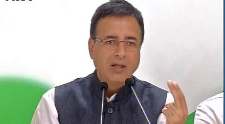 काँग्रेसचे माध्यम प्रभारी आणि हरयाणातील कॅथलचे आमदार रणदिपसिंह सुरजेवाला हे पुन्हा एकदा आपल्या वक्तव्यामुळे चर्चेत आले आहेत.  काँग्रेसचे माध्यम प्रभारी आणि हरयाणातील कॅथलचे आमदार रणदिपसिंह सुरजेवाला हे पुन्हा एकदा आपल्या वक्तव्यामुळे चर्चेत आले आहेत.