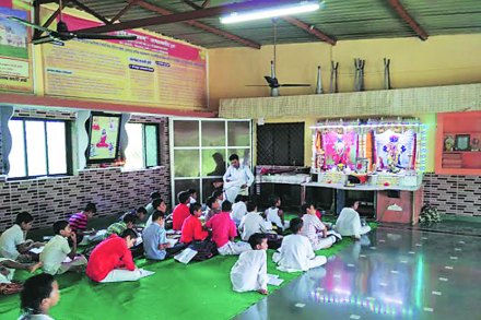 मलंग गडाच्या पायथ्याशी असलेली वारकरी शाळा.