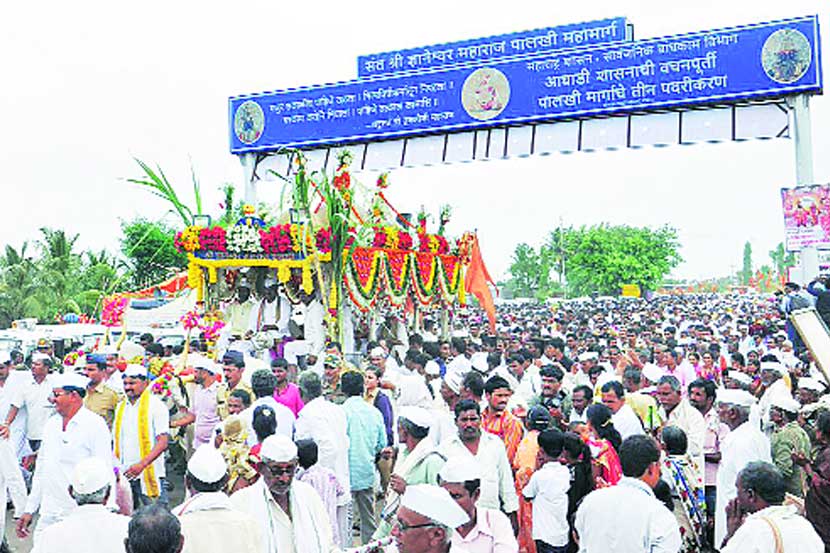माउलींच्या पालखी सोहळय़ाने शनिवारी सोलापूर जिल्ह्य़ातील धर्मपुरी येथे सोलापूर जिल्ह्य़ात प्रवेश केला. या वेळी पालकमंत्री विजयकुमार देशमुख, माळशिरसचे आमदार हनुमंतराव डोळस, आमदार रामहरी रुपनवर, आमदार प्रशांत परिचारक  टाळांचा गजर करत सोहळय़ात सहभागी झाले.