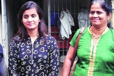  चर्चगेट लोकलमध्ये मारहाण झाल्यानंतर ऋतुजा नाईक या महाविद्यालयीन तरुणीने आपल्या कुटुंबीयांसमवेत वसई रोड लोहमार्ग पोलीस ठाणे गाठून तक्रार दाखल केली