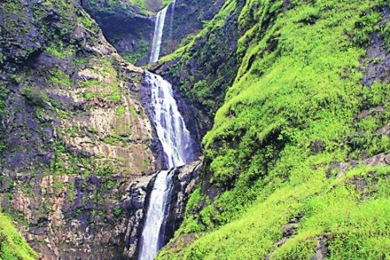सहज सफर : कातळखोऱ्यातील ‘दुधाळ’ नजराणा!