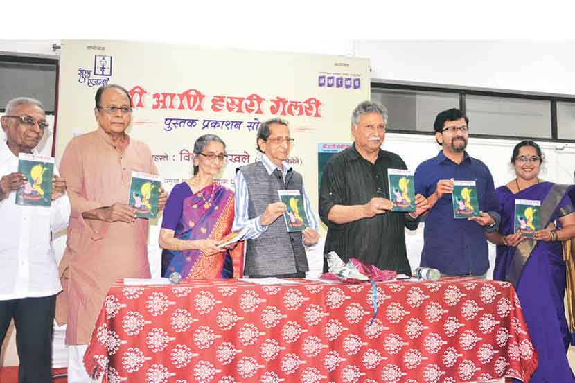 ‘सुरेश एजन्सी’ आणि ‘अक्षरधारा’तर्फे आयोजित कार्यक्रमात शकुंतला फडणीस यांनी लिहिलेल्या ‘मी आणि हसरी गॅलरी’ या पुस्तकाचे विक्रम गोखले यांच्या हस्ते प्रकाशन करण्यात आले. या वेळी (डावीकडून) बाळासाहेब कारले, रामदास फुटाणे, शकुंतला फडणीस, शि. द. फडणीस, गोखले, रवी मुकुल, रसिका राठिवडेकर उपस्थित होते.