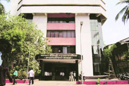 निलंबित अधिकाऱ्यांची सेवेत येण्यासाठी धडपड