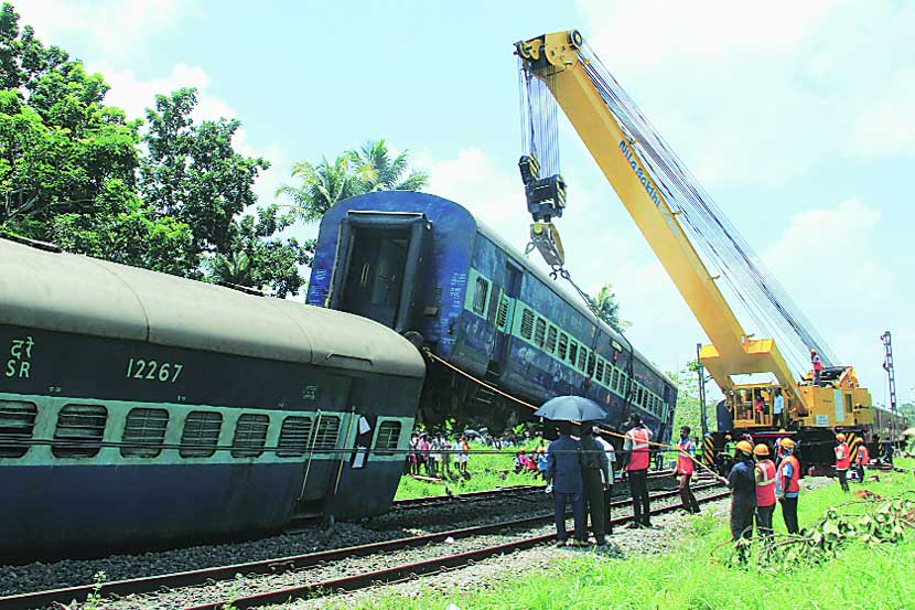 मलबार एक्स्प्रेसचे बारा डबे घसरले