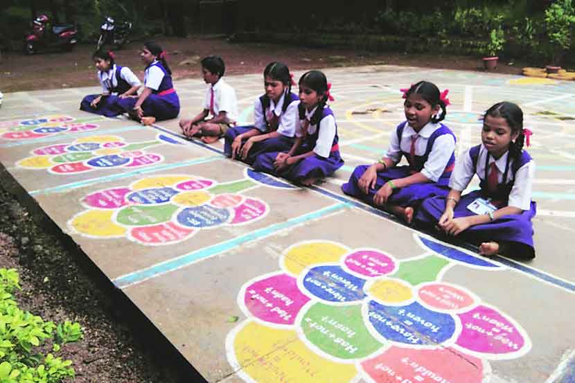 शाळेत फुललेली शब्दांची बाग.. आणि साहित्यातून गणित