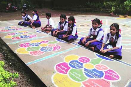 शाळेत फुललेली शब्दांची बाग.. आणि साहित्यातून गणित