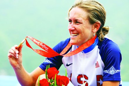 फिनिक्सच्या राखेतून उठला मोर फिनिक्सच्या राखेतून उठला मोर