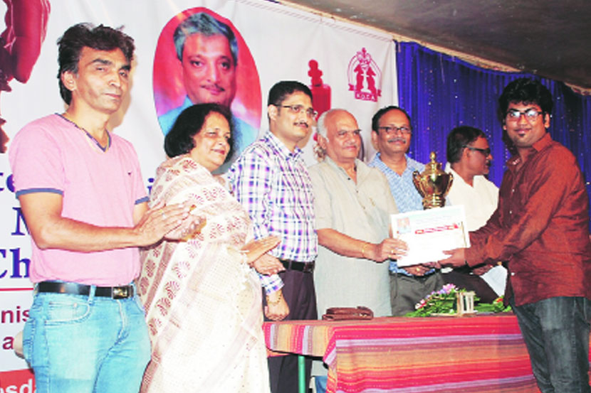 बुद्धिबळ स्पर्धेतील विजेत्यांचा उद्योगपती प्रवीणभाई शहा यांच्या हस्ते बक्षीस देऊन गौरव करण्यात आला. या वेळी राजलक्ष्मी खानविलकर, विश्वविजय खानविलकर, अनिल राजे, भरत चौगुले, राजेंद्र मकोटे, प्रितम घोडके.  बुद्धिबळ स्पर्धेतील विजेत्यांचा उद्योगपती प्रवीणभाई शहा यांच्या हस्ते बक्षीस देऊन गौरव करण्यात आला. या वेळी राजलक्ष्मी खानविलकर, विश्वविजय खानविलकर, अनिल राजे, भरत चौगुले, राजेंद्र मकोटे, प्रितम घोडके.