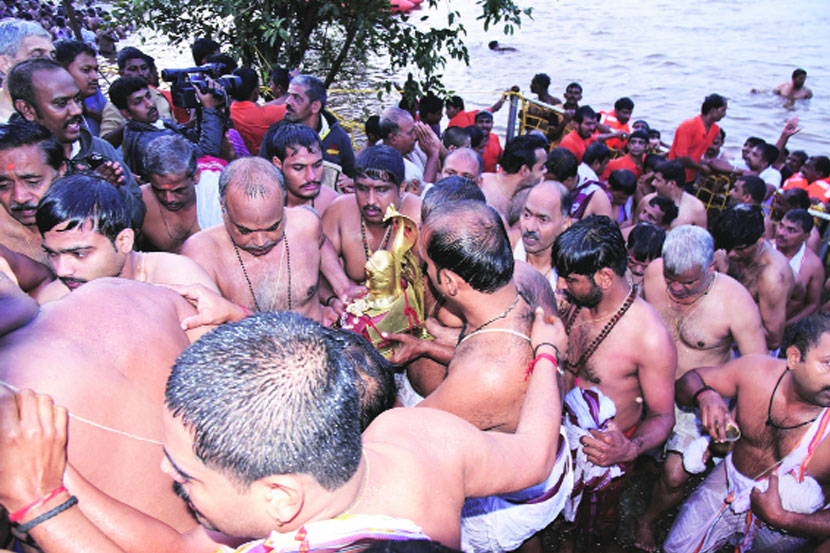 श्रीक्षेत्र नृसिंहवाडी येथील कन्यागत महापर्वकाळ सोहळय़ास शुक्रवारी प्रारंभ झाला. यानिमित्ताने ‘दिगंबरा.. दिगंबरा श्रीपाद वल्लभ दिगंबरा’ आणि ‘श्री गुरुदेव दत्त’ जयघोषात श्रींच्या पादुकांना शुक्लतीर्थ घाटावर कृष्णा स्नान घालण्यात आले. श्रीक्षेत्र नृसिंहवाडी येथील कन्यागत महापर्वकाळ सोहळय़ास शुक्रवारी प्रारंभ झाला. यानिमित्ताने ‘दिगंबरा.. दिगंबरा श्रीपाद वल्लभ दिगंबरा’ आणि ‘श्री गुरुदेव दत्त’ जयघोषात श्रींच्या पादुकांना शुक्लतीर्थ घाटावर कृष्णा स्नान घालण्यात आले.