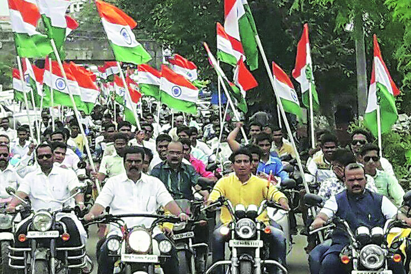 हेल्मेटसक्ती धुडकावून भाजपची ठाण्यात तिरंगा यात्रा