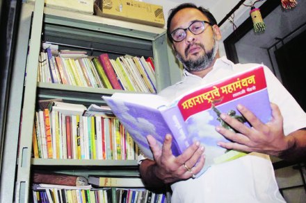 नामवंतांचे बुकशेल्फ : पुस्तकांच्या सोबतीने दृष्टी व्यापक झाली.. नामवंतांचे बुकशेल्फ : पुस्तकांच्या सोबतीने दृष्टी व्यापक झाली..