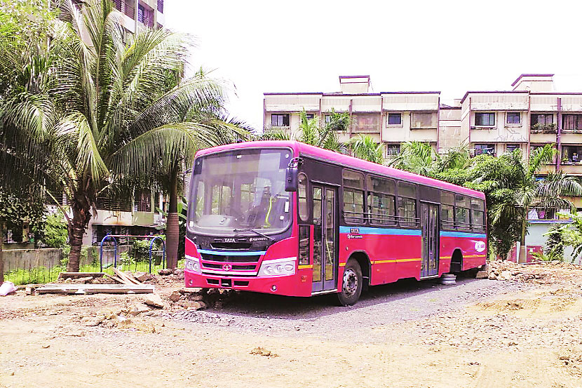  टायरअभावी अनेक बस आगारातच थांबलेल्या आहेत. 