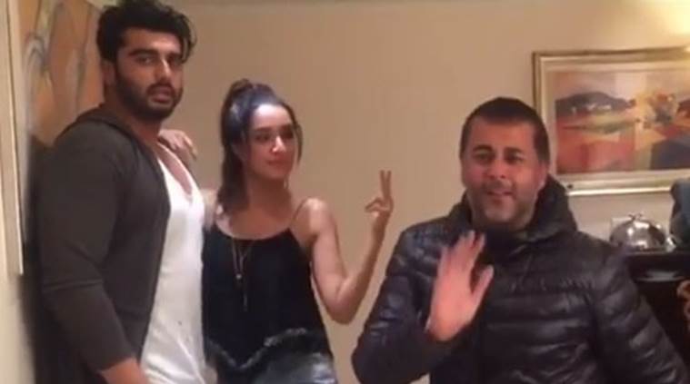 Viral Video : जेव्हा चेतन भगत ठुमका लावतो Viral Video : जेव्हा चेतन भगत ठुमका लावतो