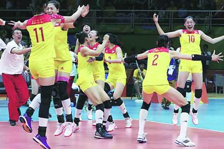 व्हॉलीबॉलमध्ये चीनच्या महिलांनी सुवर्ण जिंकले तो क्षण त्यांच्या देशात सर्वोच्च जल्लोशाचा ठरला व्हॉलीबॉलमध्ये चीनच्या महिलांनी सुवर्ण जिंकले तो क्षण त्यांच्या देशात सर्वोच्च जल्लोशाचा ठरला