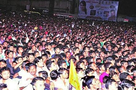 उद्योगनगरीत दहीहंडय़ांचे पेव उद्योगनगरीत दहीहंडय़ांचे पेव