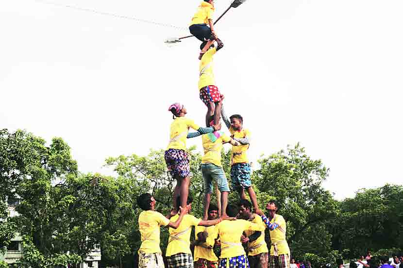 न्यायालयाच्या आदेशाचे उल्लंघन करत वसई-विरारमध्ये चार थरांपेक्षा अधिक थर लावून दहीहंडी फोडण्यात आली.