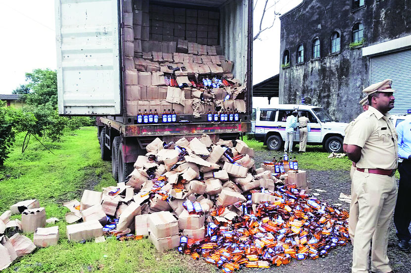 शिरढोण गावाजवळ पोलिसांनी छापा टाकला.  छाया : नरेंद्र वास्कर 