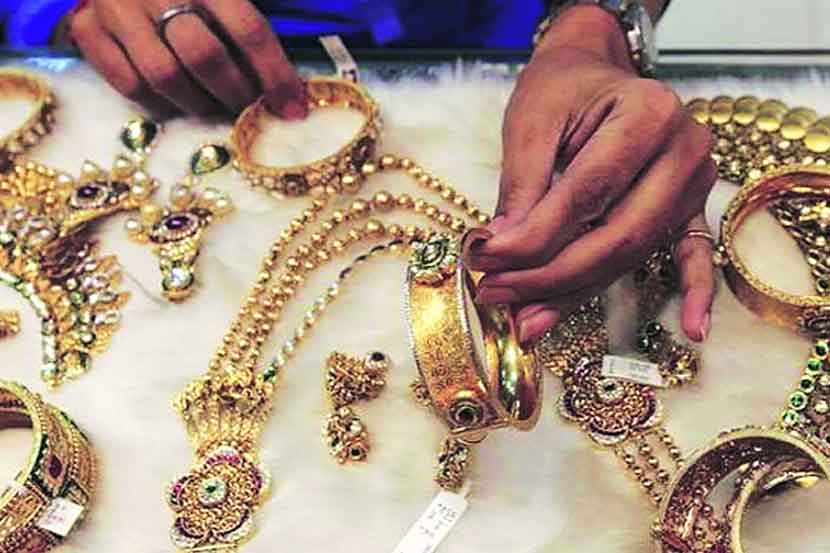 लक्ष्मी रस्त्यावरील सराफाला गंडा घालणारा अटकेत