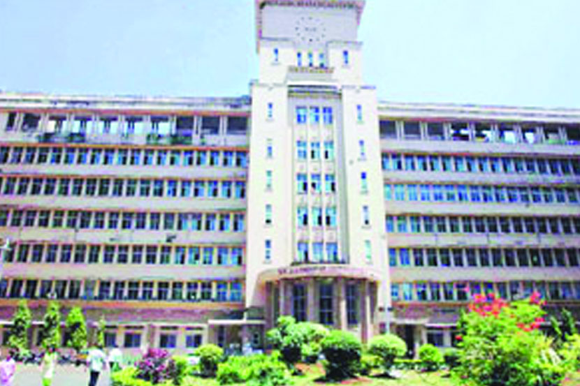 रुग्णालयाची सुरक्षा ४ पोलिसांच्या भरवशावर रुग्णालयाची सुरक्षा ४ पोलिसांच्या भरवशावर