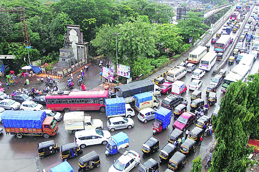 कळवा खाडीपुलावर टेम्पो बंद पडल्याने गुरुवारी या परिसरात चहूबाजूंनी वाहतूक कोंडी झाली होती. (छायाचित्र : दीपक जाधव)