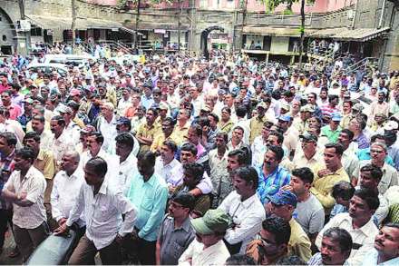 प्रशासनाच्या अडवणुकीच्या धोरणाचा निषेध नोंदवत सोमवारी  महापालिकेच्या कर्मचाऱ्यांनी महापालिका चौकात आयुक्त पी. शिवशंकर यांच्या निषेधाच्या घोषणा दिल्या .   प्रशासनाच्या अडवणुकीच्या धोरणाचा निषेध नोंदवत सोमवारी  महापालिकेच्या कर्मचाऱ्यांनी महापालिका चौकात आयुक्त पी. शिवशंकर यांच्या निषेधाच्या घोषणा दिल्या .