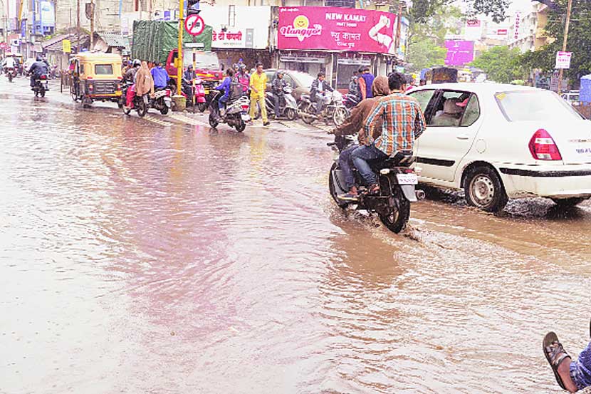 पावसाच्या सरी कोसळत राहिल्याने पावसाचे पाणी साचून रस्त्यांना पुन्हा तळ्याचे स्वरूप प्राप्त झाले. (छाया - राज मकानदार) पावसाच्या सरी कोसळत राहिल्याने पावसाचे पाणी साचून रस्त्यांना पुन्हा तळ्याचे स्वरूप प्राप्त झाले. (छाया - राज मकानदार)