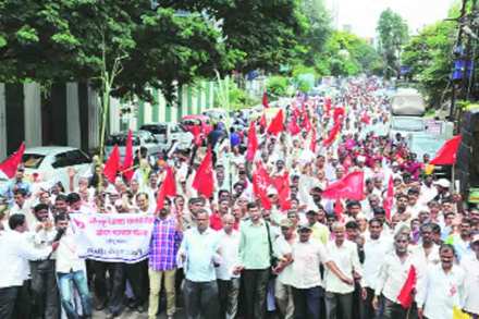 बांधकाम, आशा, ऊसतोडणी, शालेय पोषण आहार कामगारांनी उदय नारकर, प्रा. सुभाष जाधव, आबासाहेब चौगुले, चंद्रकांत यादव यांच्या नेतृत्वाखाली जिल्हाधिकारी कार्यालयावर मोर्चा काढला. (छाया- राज मकानदार)