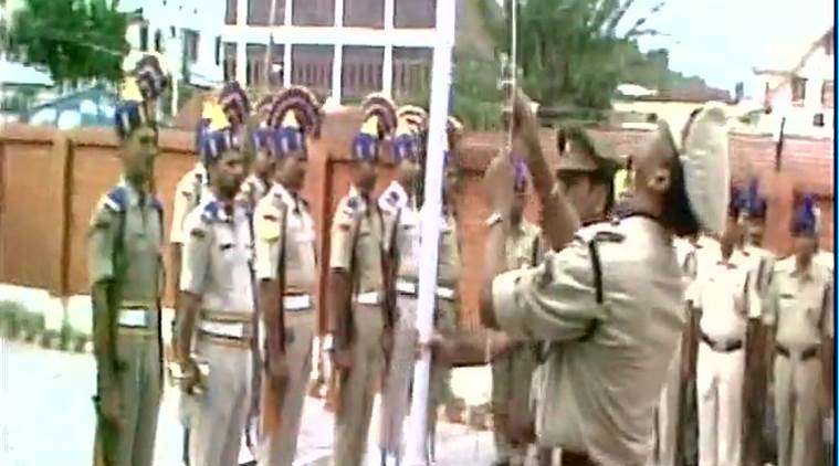 सीआरपीएफ जवान प्रमोद कुमार ध्वजारोहण करताना (छाया : एएनआय)