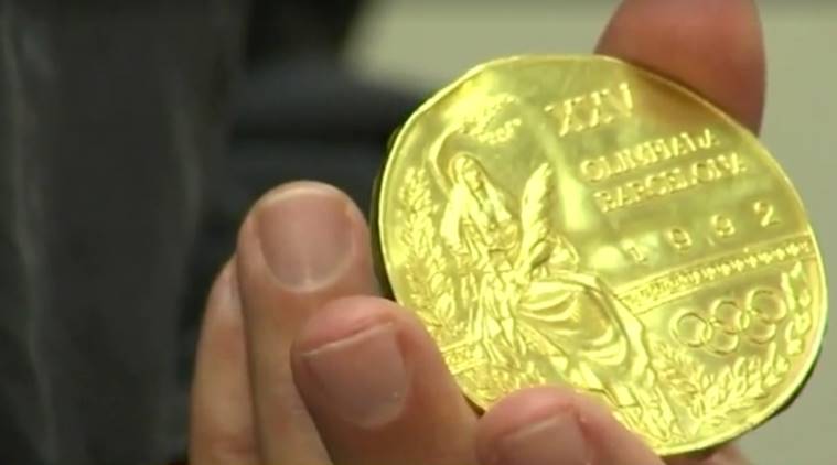 त्या खेळाडूचे ऑलिम्पिक सूवर्ण पदक कच-यात सापडले त्या खेळाडूचे ऑलिम्पिक सूवर्ण पदक कच-यात सापडले