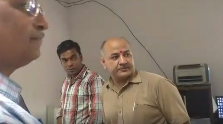 नवी दिल्लीचे उपमुख्यमंत्री मनीष सिसोदिया यांनी सरकारी कार्यालयात चित्रपट पाहणाऱ्या कर्मचाऱ्याला रंगेहाथ पकडले. नवी दिल्लीचे उपमुख्यमंत्री मनीष सिसोदिया यांनी सरकारी कार्यालयात चित्रपट पाहणाऱ्या कर्मचाऱ्याला रंगेहाथ पकडले.