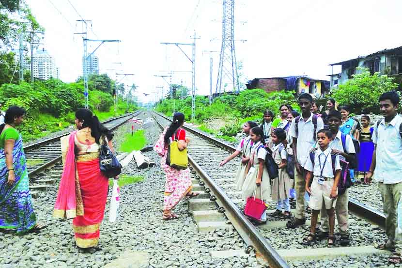 पूल नसल्याने या शाळेत येणाऱ्या विद्यार्थ्यांना पश्चिमेकडून पूर्वेकडे जाताना रूळ ओलांडावे लागतात. पूल नसल्याने या शाळेत येणाऱ्या विद्यार्थ्यांना पश्चिमेकडून पूर्वेकडे जाताना रूळ ओलांडावे लागतात.