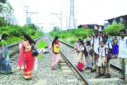 पूल नसल्याने या शाळेत येणाऱ्या विद्यार्थ्यांना पश्चिमेकडून पूर्वेकडे जाताना रूळ ओलांडावे लागतात. पूल नसल्याने या शाळेत येणाऱ्या विद्यार्थ्यांना पश्चिमेकडून पूर्वेकडे जाताना रूळ ओलांडावे लागतात.