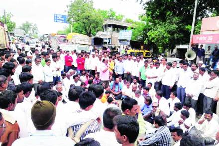 मनमाड-चांदवड रस्त्यावर आंदोलन करणारे शेतकरी. (छाया - अपूर्व गुजराथी)