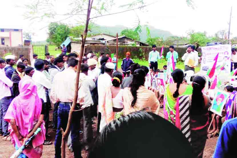 इगतपुरी तालुक्यातील तळेगाव येथे श्रमजीवी संघटनेच्या नेतृत्वाखाली जिल्हा परिषद शाळेच्या प्रश्नाबाबत शिक्षणाधिकारी अशोक मुंढे यांना घेराव घालण्यात आला.