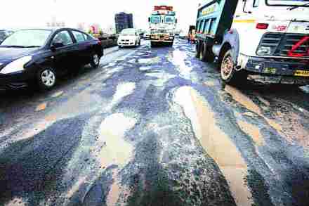 म्हणे, ठाण्यात अवघे १४० खड्डे! म्हणे, ठाण्यात अवघे १४० खड्डे!