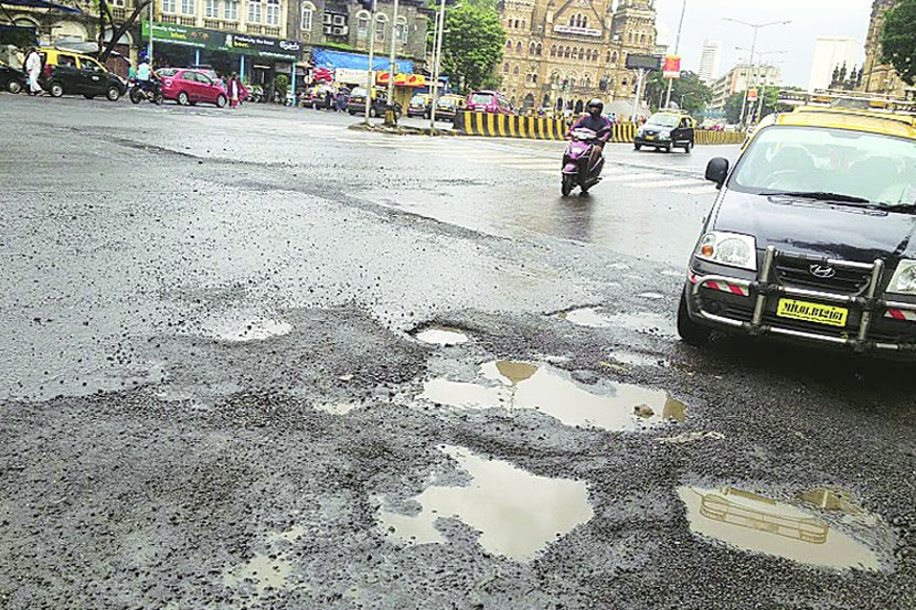 महापालिकेच्या नाकाखालीच खड्डे