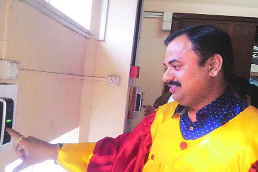बायोमॅट्रिक्स पद्धतीच्या हजेरी नोंदणीचा प्रारंभ महापौर प्रशांत जगताप यांनी केला. मात्र ही पद्धती वापरायला सर्वपक्षीय नगरसेवक तयार नाहीत.