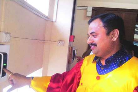 बायोमॅट्रिक्स पद्धतीच्या हजेरी नोंदणीचा प्रारंभ महापौर प्रशांत जगताप यांनी केला. मात्र ही पद्धती वापरायला सर्वपक्षीय नगरसेवक तयार नाहीत.