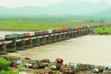वाळूमाफियांवर कारवाईचे महसूलमंत्र्यांचे आदेश