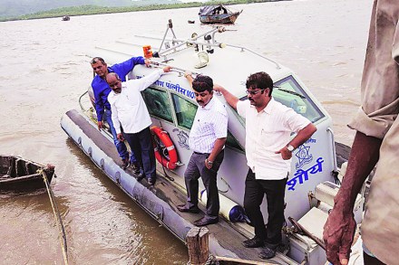 कारवाई पथकासोबत जिल्हाधिकारी महेंद्र कल्याणकर     (छायाचित्र- दिपक जोशी)  