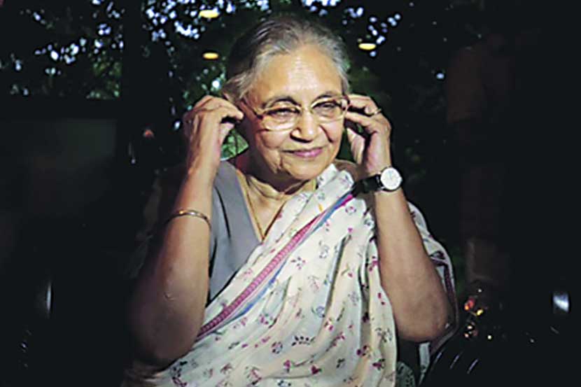 पक्षपाताच्या आरोपातून शीला दीक्षित यांची मुक्तता.